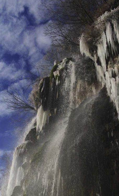 Туристи онемяха от гледката, която се разкри пред тях край Скакавишки водопад (СНИМКИ)