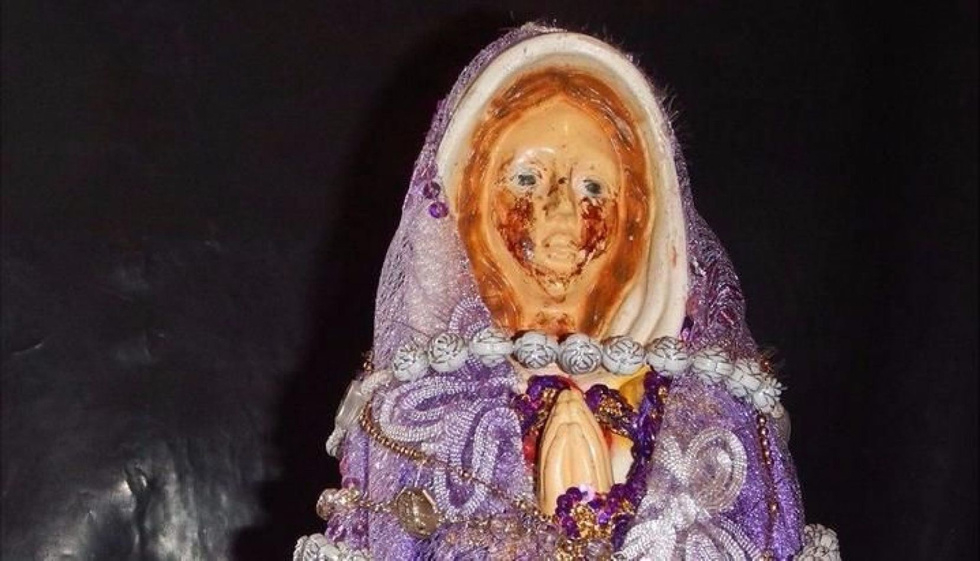 Розана коленичи пред Дева Мария, за да се помоли и се случи истинско чудо 