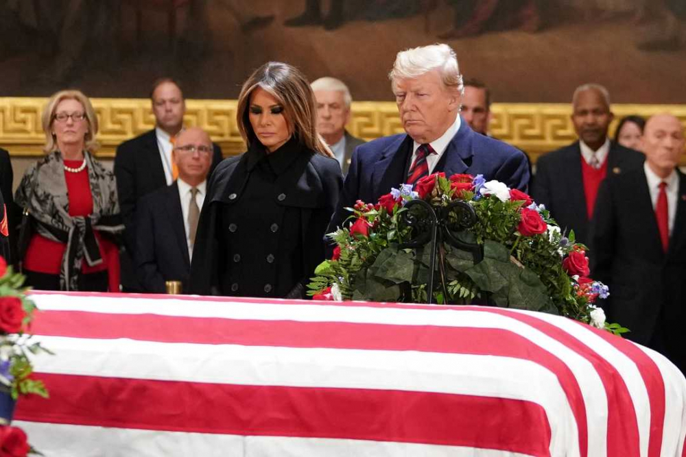 Тръмп и Мелания отдадоха последна почит на президента Джордж Буш-старши (СНИМКИ/ВИДЕО)