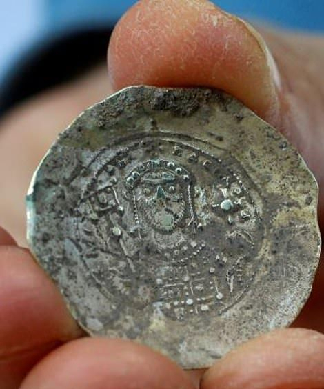 Вижте находките от изумителното съкровище от времето на кръстоносците – има и византийски монети (СНИМКИ) 