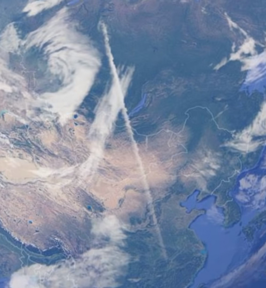 На СНИМКИ от Google Earth се вижда странна следа в небето над Европа и Русия 