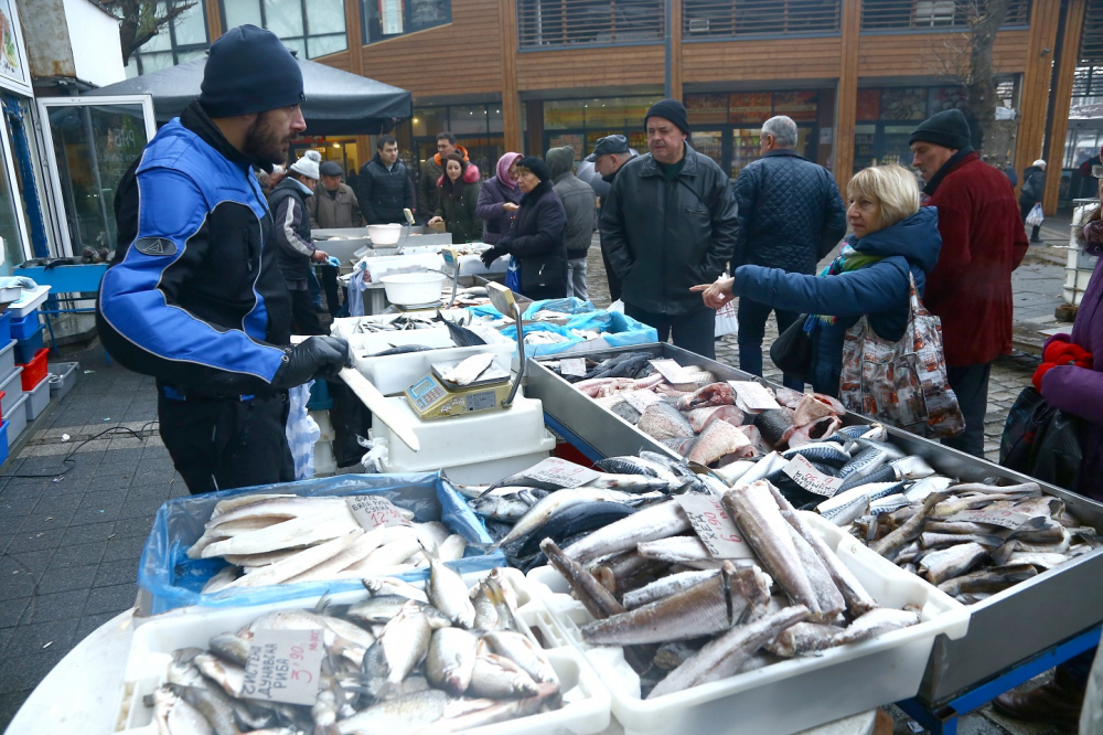 Експерт алармира за скандална измама на търговците с риба преди Никулден