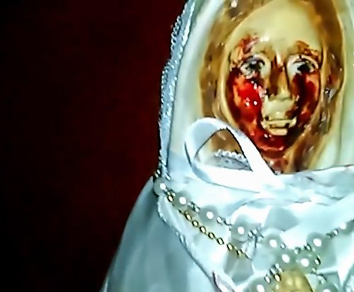 Чудотворната статуя на Девствената Мери, която плаче кръв, подлуди света! (ВИДЕО/СНИМКИ)
