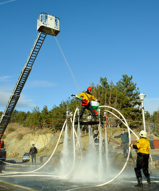 Пожарникар полетя три метра над земята и направи нещо изключително 