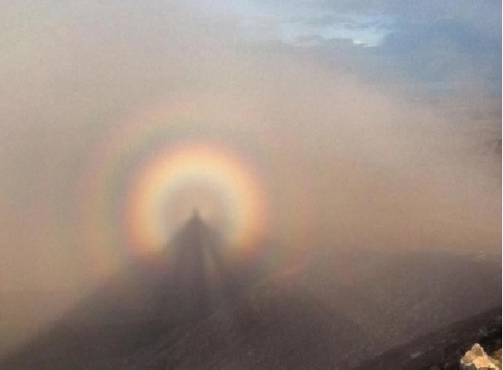 Алпинист засне "планински призрак", който го наблюдавал от върха (ВИДЕО)