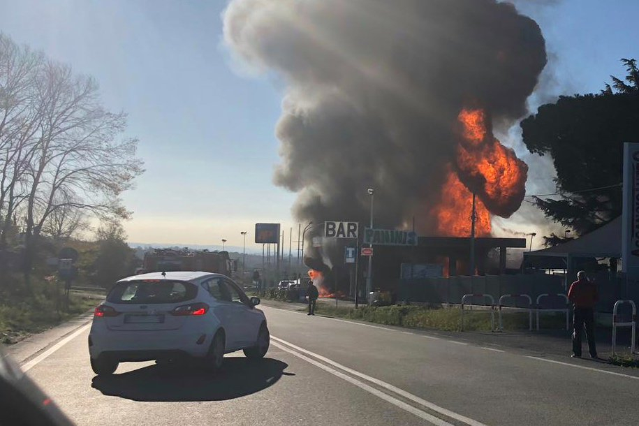 Взрив на бензиностанция до Рим, 2 загинали и 17 ранени