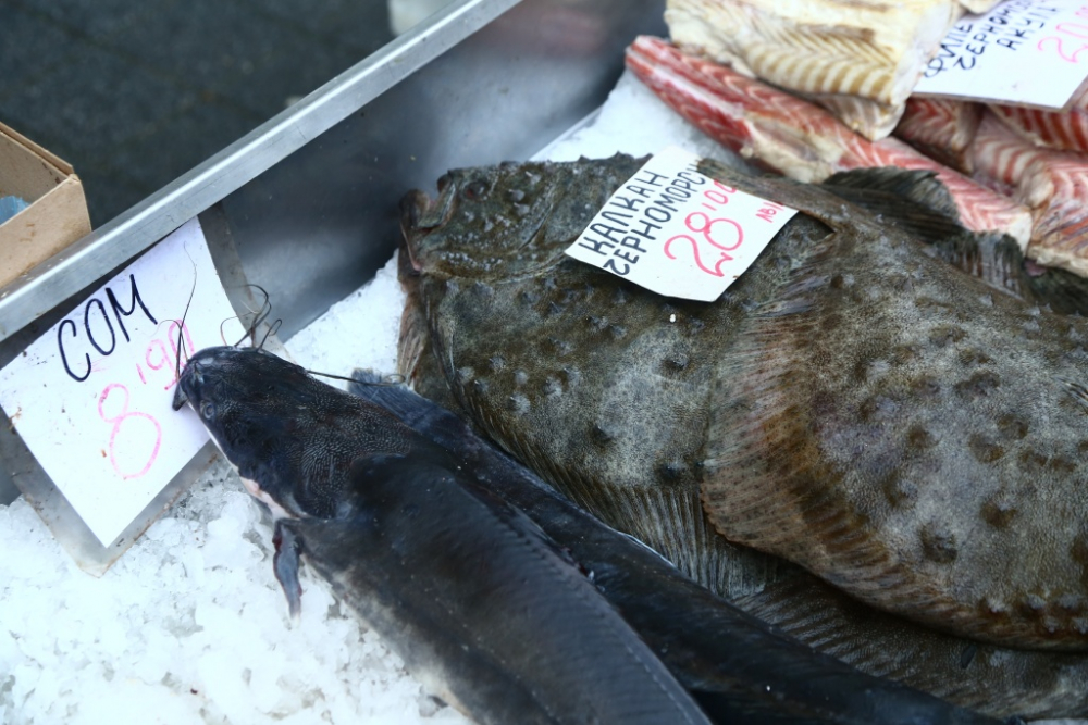 Фоторепортаж в БЛИЦ: Пазарът завря от риба!  