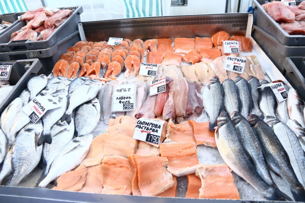 Фоторепортаж в БЛИЦ: Пазарът завря от риба!  