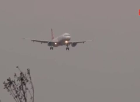 Страховити ветрове подхвърлят самолетите като играчки на летището в Истанбул (ВИДЕО) 