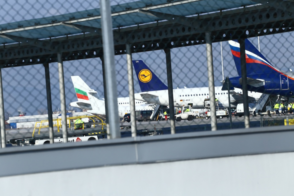 И самолетът с Николай Банев се приземи на летище София (СНИМКИ)