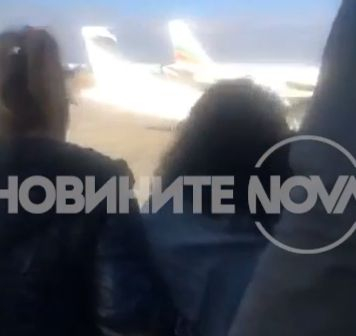 Зрелищно ВИДЕО как Банева слиза от самолета, окована в белезници