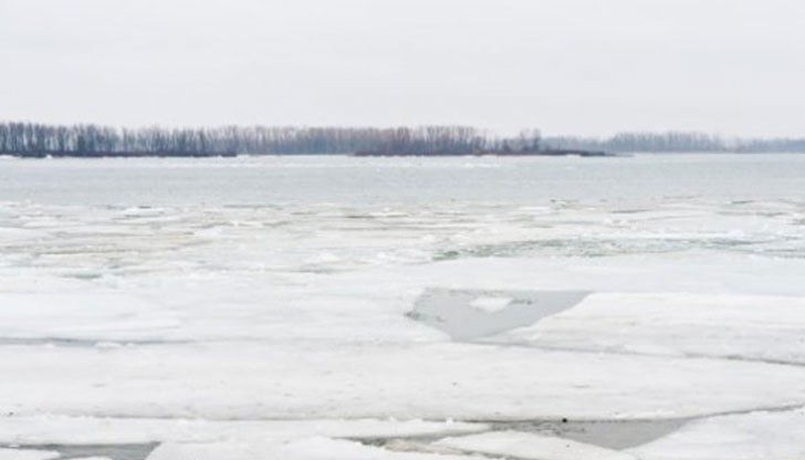 Дебел лед скова езерото "Сребърна" 