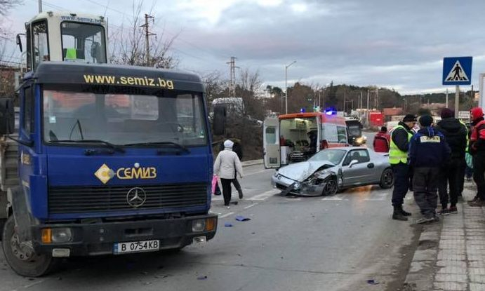 Извънредно! Страшна катастрофа с 4 трупа в меле с 11 автомобила край Пазарджик 