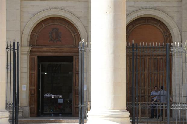 Изпаднал българин съден за кражба на телефон в Малта, не го пускат под гаранция, защото няма къде да отиде