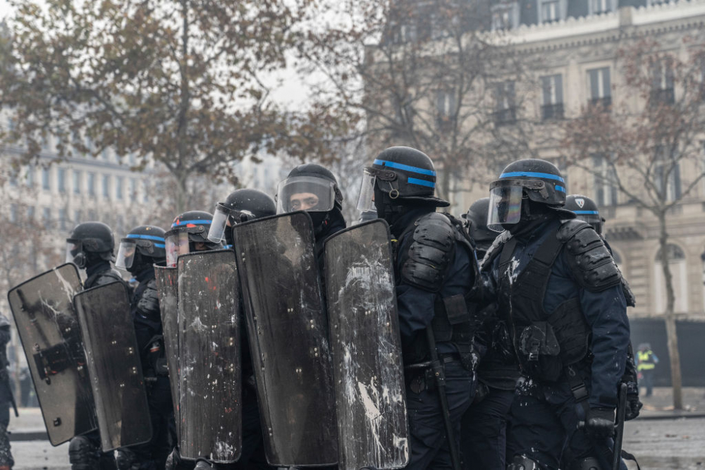 Френската полиция трепери от страх, затвориха Айфеловата кула