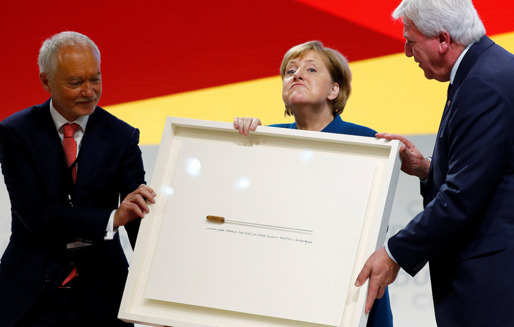 ХДС избра наследник на Меркел, съпартийците й я дариха с нещо уникално на изпроводяк (СНИМКИ)