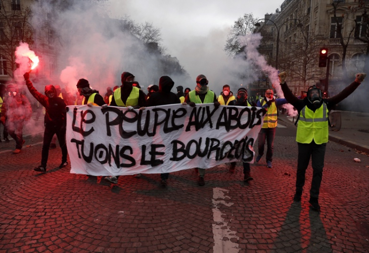 В Париж се готвят за война! За първи път от 13 години насам жандармерията изкара бронирани коли, 8000 полицая и... (СНИМКИ/ВИДЕО)