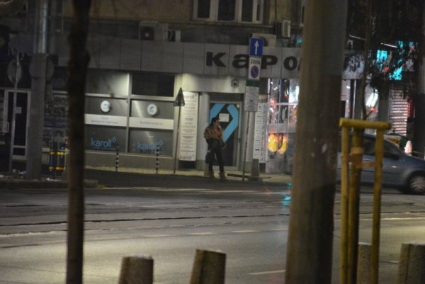 Общински съветник от БСП ходи нощем при травеститите на площад "Македония", за да ги... (СНИМКА/ВИДЕО)