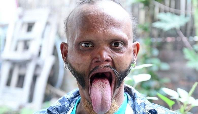 Непалец с необикновена външност достига с езика си до челото (ВИДЕО)