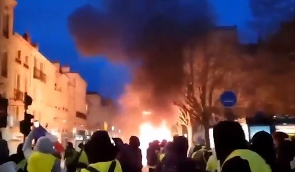 Кръв и погроми във Франция: Взрив откъсна ръката на протестиращ, опустошиха магазин на Apple, а Ума Търман... (СНИМКИ/ВИДЕО)