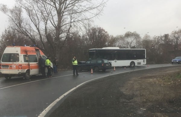 Нов ад на пътя: Автобус и кола в челен сблъсък край Пловдив (СНИМКИ)