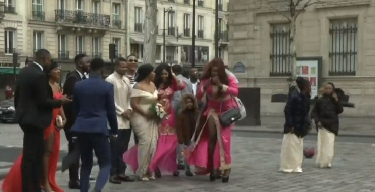  Влюбена двойка направи немислимото по време на най-опустошителния протест на „жълтите жилетки” в Париж и... (СНИМКИ)