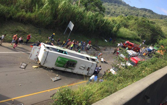 Автобус с баскетболен отбор катастрофира в Колумбия, има множество загинали (ВИДЕО 18+)