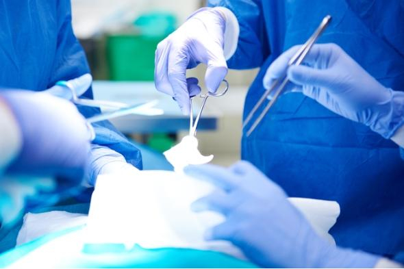 Хирург и анестезиолог се сбиха жестоко по време на операция 