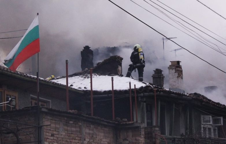 Страшен пожар бушува във Велико Търново, чу се взрив (СНИМКИ) 
