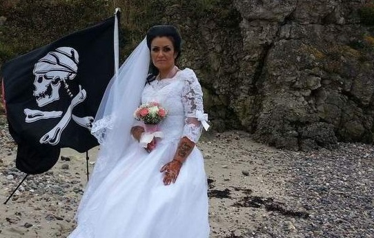 Британката, която се омъжи за 300-годишен призрак на пират, се развежда 