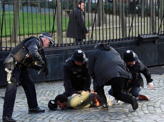 Британският парламент е под блокада! Мъж лежи проснат на земята (СНИМКИ/ВИДЕО)