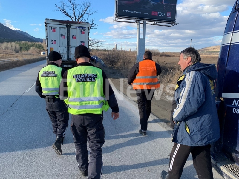 Бургаски ТИР сътвори зрелищна катастрофа на Е-79 край Враца (СНИМКИ)