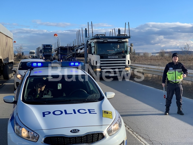 Бургаски ТИР сътвори зрелищна катастрофа на Е-79 край Враца (СНИМКИ)