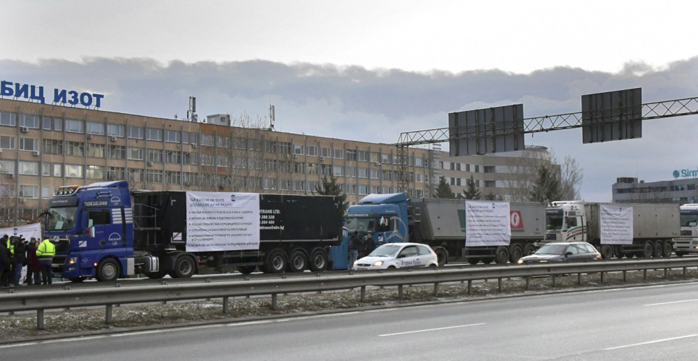 Строителна техника излезе на "Цариградско шосе" за мирен протест срещу атаките към бранша (СНИМКИ/ВИДЕО)