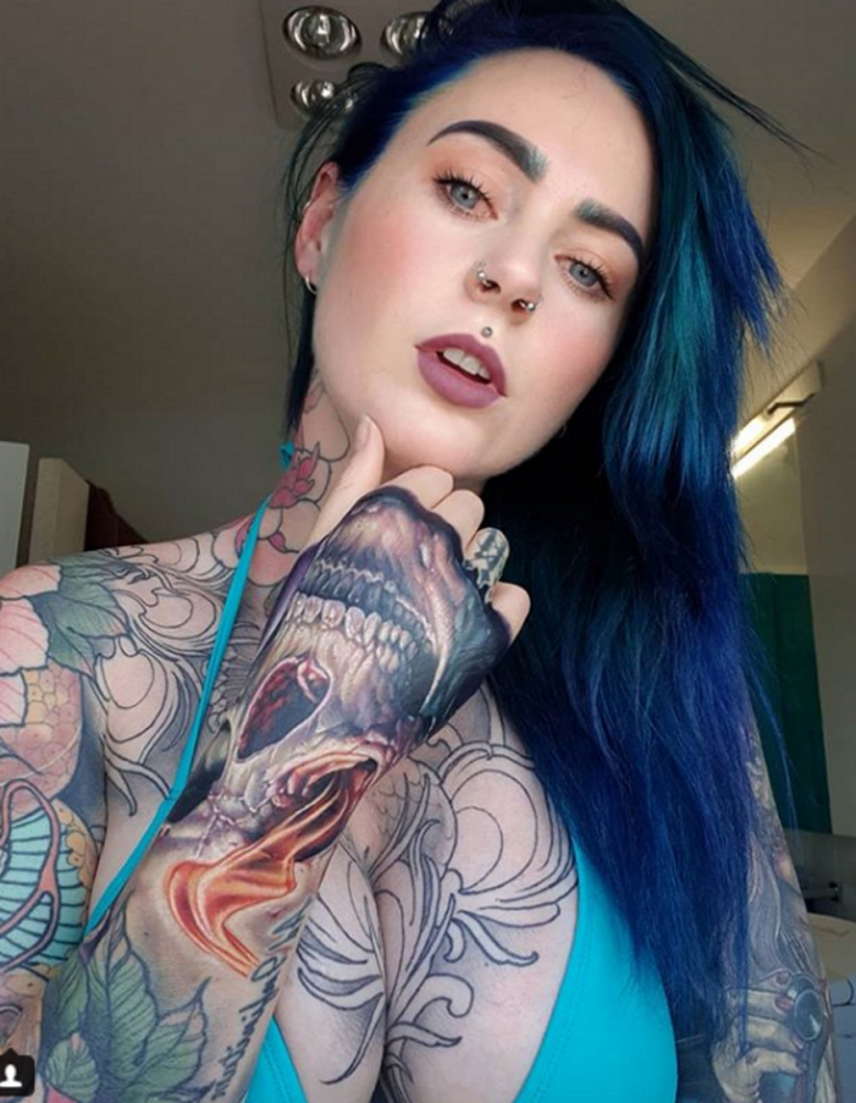 Никога няма да повярвате с какво се занимава тази татуирана и супер секси мадама (СНИМКИ)