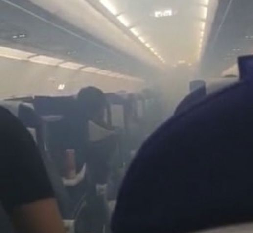 Салонът на пътнически самолет се изпълни с дим, ужасените пасажери скачат от лайнера (СНИМКИ/ВИДЕО) 