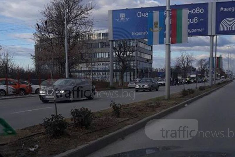 Какво става? Полиция отцепи входа на Пловдив, проверяват коли наред (СНИМКИ)