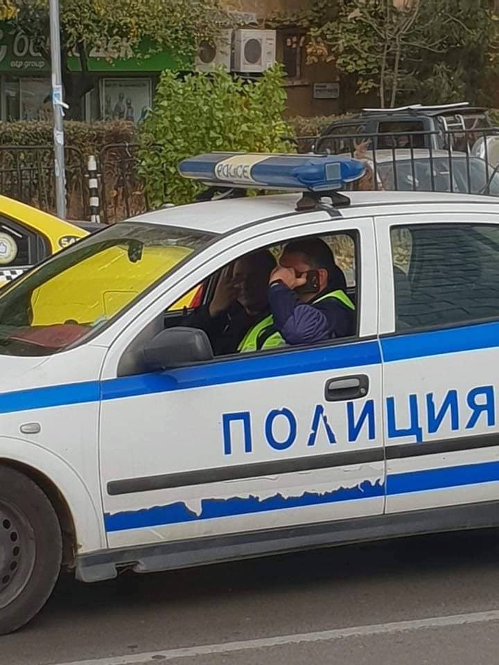 Само в БЛИЦ! За тази СНИМКА на двама столични полицаи, които вбесиха цяла България, дълго ще се говори! 