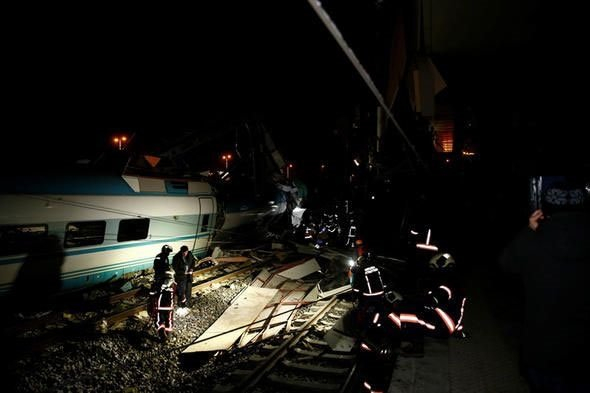 Извънредно от Анкара: Високоскоростен влак се разби в надлез! (ЗРЕЛИЩНИ СНИМКИ/ВИДЕО) 
