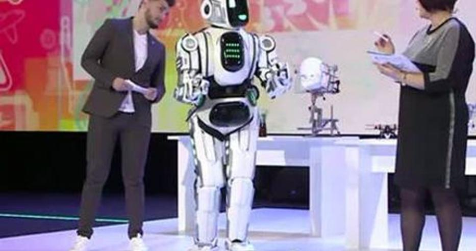 Супер робот се оказа човек в костюм (ВИДЕО)