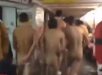 Скандално! Чисто голи мъже тичат из центъра на Киев (ВИДЕО 18+)