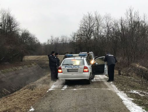 Всичко в радиус от 200 метра край колата, в която намериха простреляния Тодор Николов, е... (СНИМКИ)