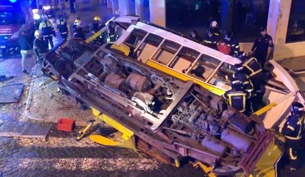 Трамвай дерайлира в Лисабон, настана истински ужас (СНИМКИ)