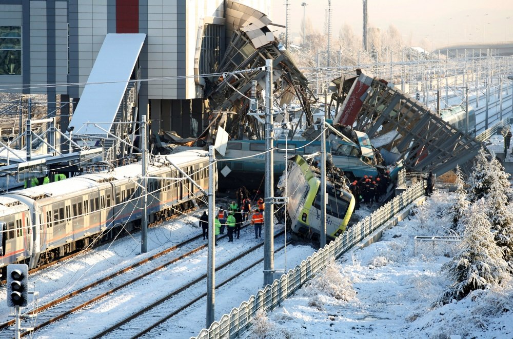 Ужасната катастрофа на високоскоростен влак в Турция се появи на ВИДЕО