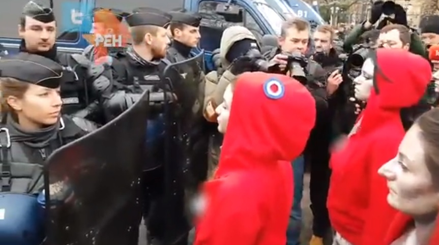 Напрежението в Париж ескалира! Активистки остават по гърди, протестиращи се млатят с полицаите (ВИДЕО 18+)