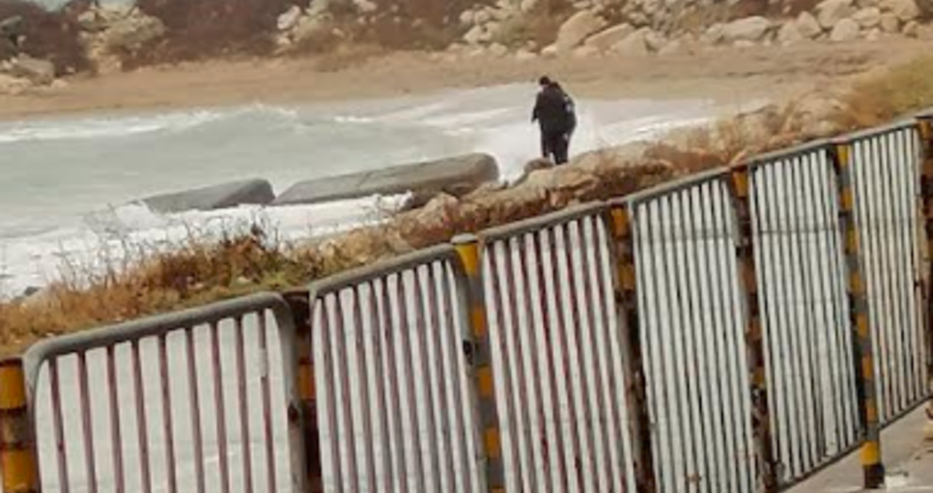 Нова трагедия! Морето изхвърли човешко тяло на плажа във Варна (СНИМКА)