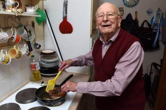 Удивително жизнен столетник сподели двете тайни на дълголетието си и удиви всички! (СНИМКИ)