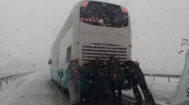 В снежна София е страшно! Коли закъсват на пътя, автобус на косъм от трагедия (ВИДЕО)