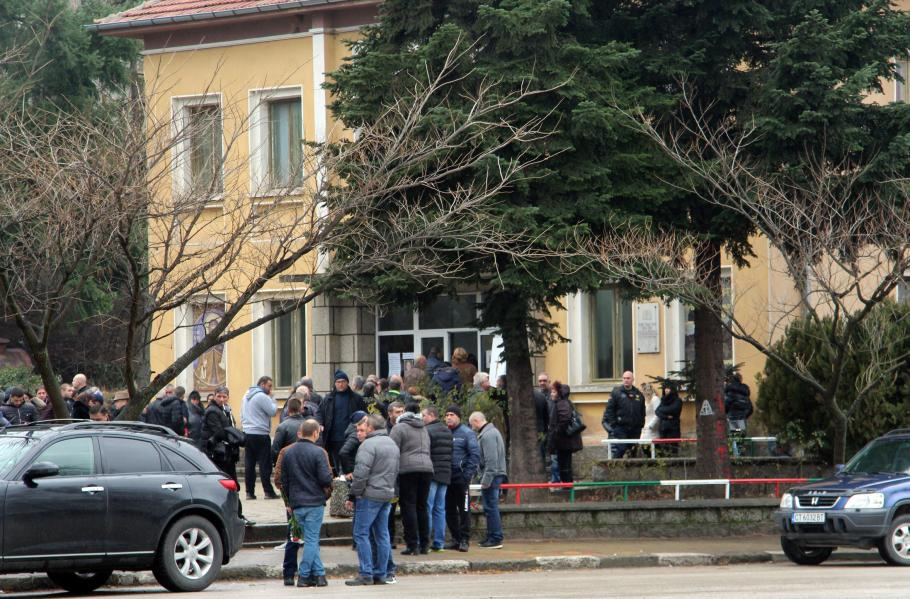 Стотици изпратиха до гроба шефа на КАТ-Казанлък, в Бузовград никой не вярва, че се е самоубил (СНИМКИ) 