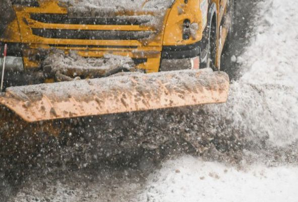 Инцидент със снегопочистваща машина затвори пътя Кюстендил-Дупница